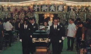 黄家驹歌迷在被破坏墓前痛哭